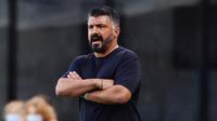 Pelatih Napoli, Gattuso Gennaro menyaksikan pemainnya bertanding melawan Atalanta pada pertandingan lanjutan Liga Serie A Italia di Stadion Bergamo, Italia (2/7/2020). Atalanta menang 2-0 atas Napoli. (Giuseppe Zanardelli/LaPresse via AP)