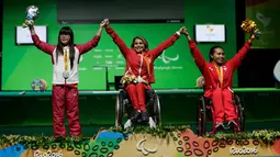 Atlet Indonesia, Ni Nengah Widiasih (kanan) berpose di podium juara cabang angkat berat bersama peraih emas asal Turki, Nazmiye Muratli (tengah) dan peraih perak, Cui Zhe (China) di Paralimpiade 2016 Rio, Brasil, Kamis (8/9). (REUTERS/Ueslei Marcelino)