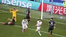 Pemain Spanyol Mikel Oyarzabal (tengah) melakukan selebrasi usai mencetak gol ke gawang Kroasia pada pertandingan babak 16 besar Euro 2020 di Stadion Parken, Kopenhagen, Denmark, Senin (28/6/2021). Spanyol mengalahkan Kroasia 5-3. (Wolfgang Rattay, Pool via AP)