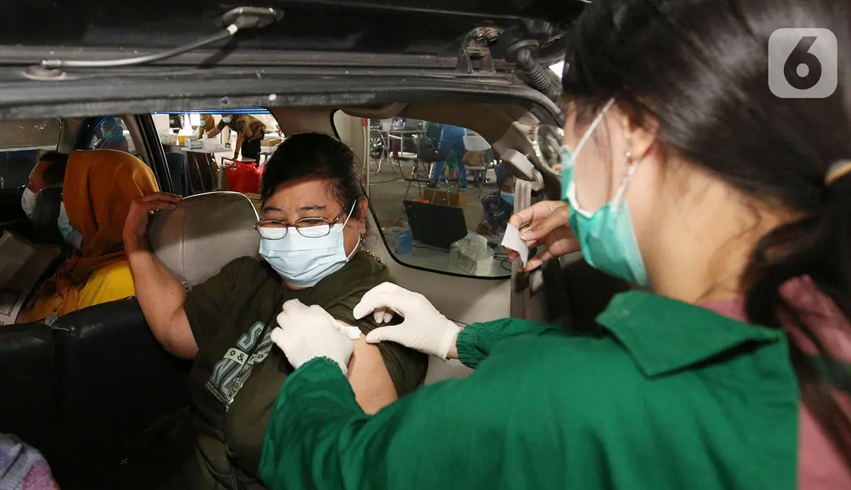 Lansia usai menerima suntikan vaksin COVID-19 secara drive thru di Rumah Sakit Universitas Indonesia, Depok, Jawa Barat, Senin (5/4/2021). Dengan adanyanlayanan sentra vaksin tersebut diharapkan dapat membantu pemerintah untuk menyelesaikan target bagi kalangan lansia. (Liputan6.com/Angga Yuniar)