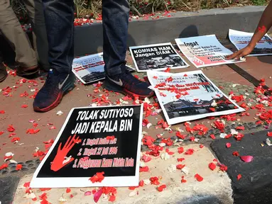 Massa dari Jaringan Mahasiswa Indonesia melakukan aksi tabur bunga di depan Gedung DPP PDI-P, Jakarta (22/6/2015). Mereka menolak Sutiyoso sebagai Kepala BIN karena dianggap terlibat dalam kerusuhan 27 Juli 1996. (Liputan6.com/JohanTallo)