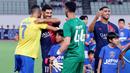 Pemain Al Nassr, Cristiano Ronaldo (kiri), menyapa pemain PSG, Marco Asensio sebelum pertandingan uji coba yang berlangsung di Nagai Stadium, Osaka, Selasa (25/7/2023). Kedua pemain tersebut pernah bermain bersama untuk Real Madrid. (AFP/Paul Miller)
