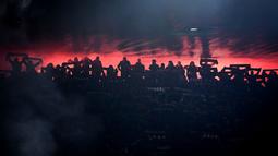 Siluet suporter Genoa saat menyaksikan laga lanjutan Liga Italia 2023/2024 melawan Inter Milan di Stadion Luigi Ferraris, Genoa, Italia, Sabtu (30/12/2023) dini hari WIB. (AFP/Piero Cruciatti)