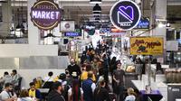 Pelanggan menelusuri kios makanan di dalam Grand Central Market di pusat kota Los Angeles, California, Jumat (11/3/2022). Laju inflasi Amerika Serikat (AS) pada Februari 2022 melonjak ke level tertinggi dalam 40 tahun. Ini didorong naiknya harga bensin, makanan dan perumahan. (Patrick T. FALLON/AFP)