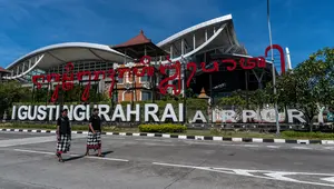 Dua penjaga keamanan tradisional Bali, yang secara lokal dikenal sebagai Pecalang, berpatroli selama Hari Raya Nyepi Tahun Baru Saka 1945 di luar bandara internasional Ngurah Rai di Badung di pulau resor Bali pada 22 Maret 2023. (AFP/DICKY BISINGLASI)