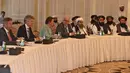 Diplomat asing dan delegasi Taliban bertemu di Doha, Qatar, Selasa (12/10/2021). Taliban mencari pengakuan serta bantuan untuk menghindari bencana kemanusiaan usai kembali berkuasa di Afghanistan. (KARIM JAAFAR/AFP)