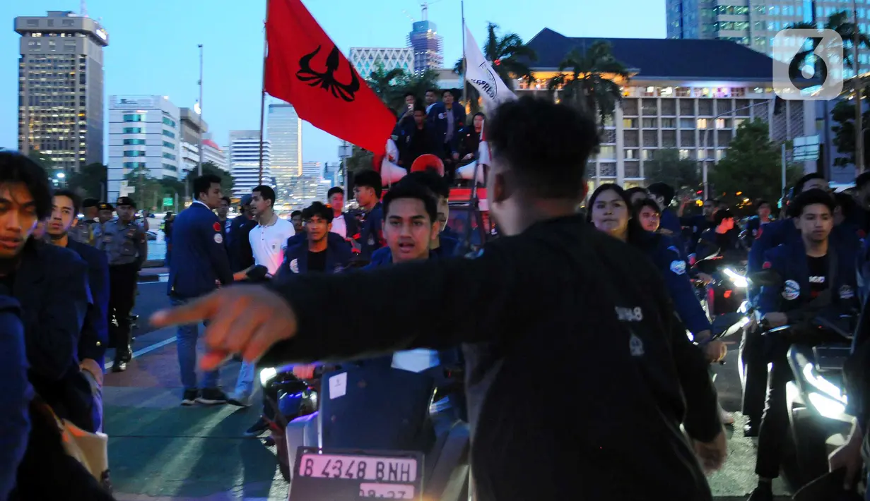 Ratusan mahasiswa Trisakti melakukan unjuk rasa di kawasan Patung Kuda, Jakarta, Jumat (12/5/2023). Aksi tersebut dalam rangka memperingati 25 tahun tragedi penembakan mahasiswa Trisakti tanpa kejelasan. (merdeka.com/Imam Buhori)