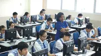 Suasana pelaksanaan Ujian Nasional (UN) berbasis komputer atau Computer Based Test (CBT) di SMPK Penabur 2, Jakarta, Senin (4/5/2015). SMPK Penabur 2 menjadi satu-satunya SMP yang melaksanakan UN berbasis komputer di Jakarta. (Liputan6.com/Faizal Fanani)