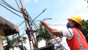 Aktivitas perawatan dan perbaikan kabel listrik di Jakarta, Sabtu (26/12/2020). PT PLN (Persero) menjamin ketersediaan pasokan listrik sepanjang Natal dan Tahun Baru 2020-2021. (Liputan6.com/Angga Yuniar)