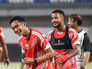 Tawa lepas Rizky Ridho (kiri) di latihan terakhir Persija Jakarta jelang laga melawan Madura United yang digelar di Stadion Gelora Madura Ratu Pamelingan, Pamekasan, Jumat (23/10/2025).