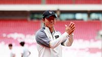 Pelatih Timnas Indonesia, Shin Tae-yong memberikann aplaus saat Presiden RI, Joko Widodo mengunjungi latihan Timnas Indonesia U-20 di Stadion Utama Gelora Bung Karno (SUGBK), Jakarta Pusat, Sabtu (1/4/2023). (Bola.com/M Iqbal Ichsan)