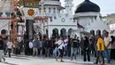Para pengunjuk rasa yang marah meneriaki tentara saat mereka menurunkan bendera Gerakan Aceh Merdeka (GAM) yang dikibarkan berdampingan dengan bendera nasional Indonesia dalam sebuah unjuk rasa di Masjid Raya Baiturrahman, Banda Aceh, Sabtu, 15 September 2026. (AFP/ Chaideer Mahyuddin)
