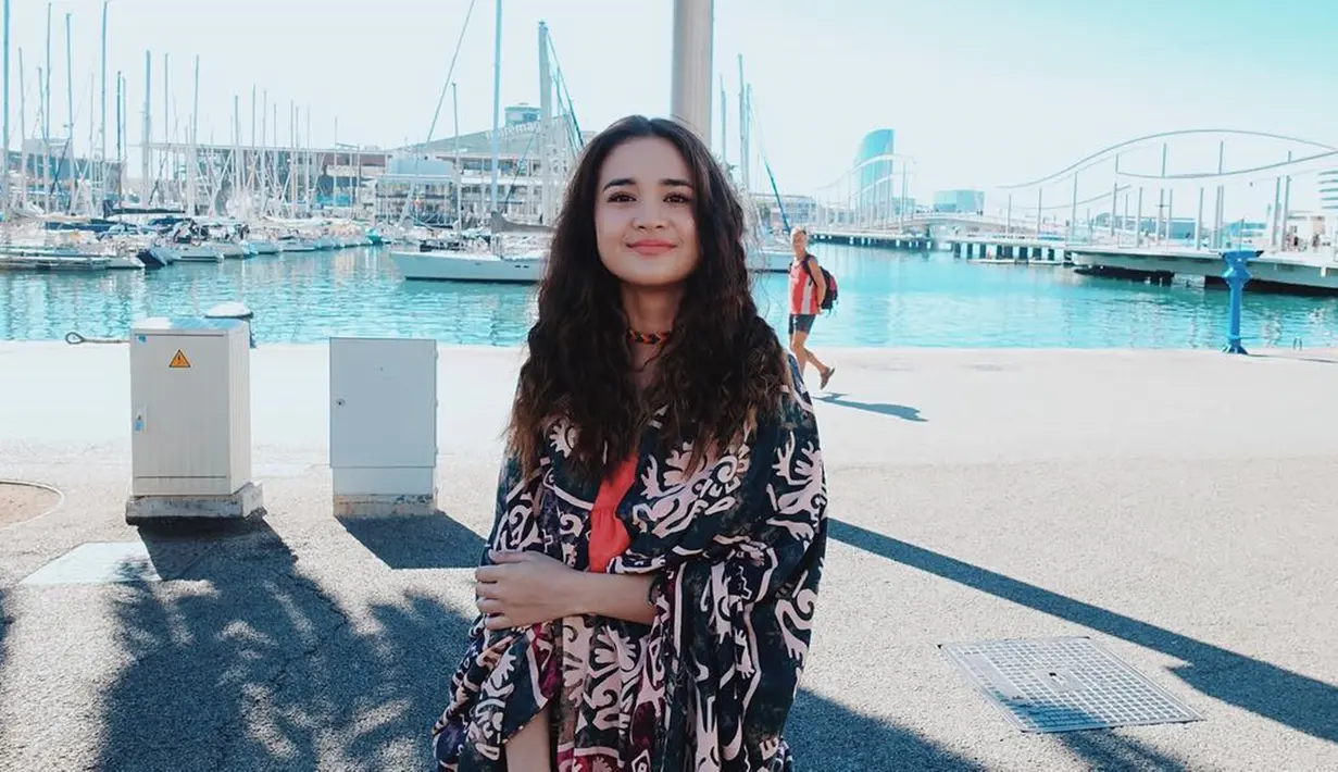 Ia telah banyak membintangi film layar lebar yang sukses di Tanah Air. Tak heran jika Michelle banyak memiliki penggemar. Walaupun sibuk, ia kerap membagikan foto dirinya saat sedang jalan-jalan. Tak seperti kebanyakan artis, Michelle lebih sering tampil dengan casual. (Liputan6.com/IG/@michelleziu)