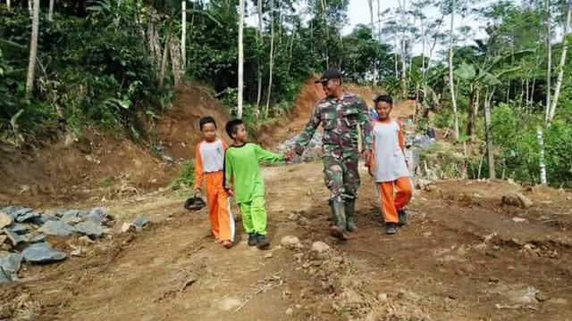 Potret keakraban bocah-bocah Karangjambu dengan anggota TNI. (Foto: Liputan6.com/Kodim 0702/PBG/Muhamad Ridlo)