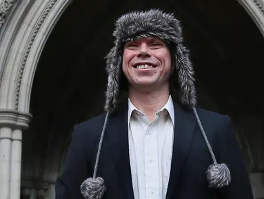 Mahasiswa Inggris Lauri Love tersenyum di luar Pengadilan Tinggi di London (5/2). Lauri Love 32 tahun dituduh telah melakukan hacking ke situs web pemerintah AS, FBI, bank sentral AS dan sistem NASA. (AFP Photo/Daniel Leal-Olivas)