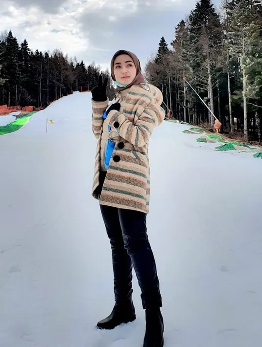 Kesibukan Imel Putri Cahyati yang lain adalah terlibat di salah satu partai politik. Ia tampak beberapa kali membagikan kegiatannya bersama artis yang juga tergabung dalam dalam partai Nasdem. [Instagram/imelpc]