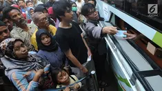 Warga mengantre untuk mengajukan permohonan pencetakan E-KTP di Kantor Disdukcapil Kota Bogor, Jawa Barat (6/6). Antrean panjang  terjadi sejak pagi hari. (Merdeka.com/Arie Basuki)