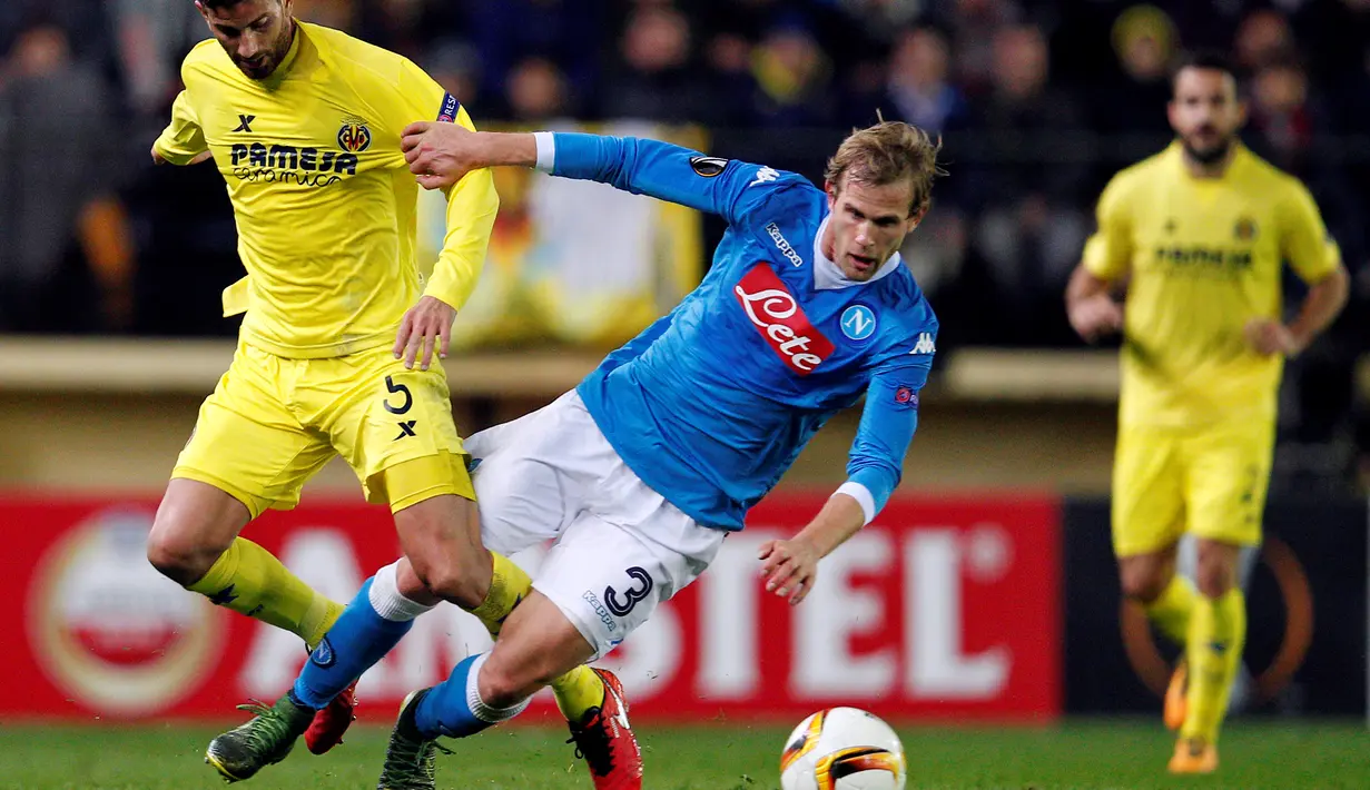 Pemain Villarreal, Mateo Musacchio (kiri), berebut bola dengan pemain Napoli, Ivan Strinic, pada laga leg pertama 32 besar Liga Europa di Stadion Camp El Madrigal, Jumat (19/2/2016) dini hari WIB. (AFP/Jose Jordan)