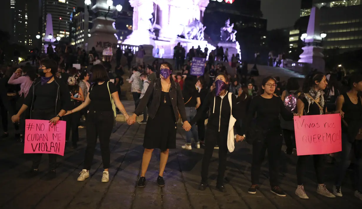 Sejumlah wanita menggelar aksi protes yang disebut "Mereka Tidak Melindungi Saya, Mereka Memperkosa Saya" untuk menuntut keadilan bagi dua gadis remaja yang dilaporkan media telah diperkosa oleh anggota polisi, di Mexico City (16/8/2019). (AP Photo/Marco Ugarte)