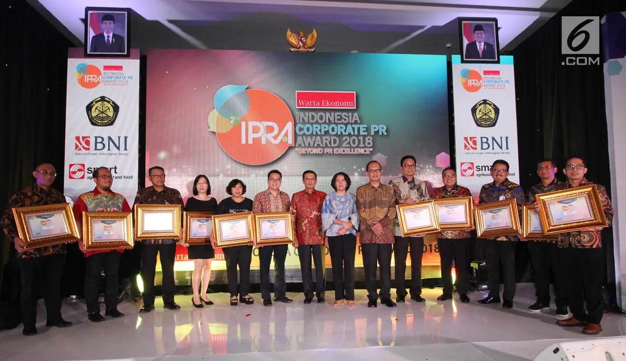 Presiden Komisaris Warta Ekonomi, Fadel Muhammad foto bersama dengan penerima penghargaan Indonesia Corporate PR Award 2018 di Jakarta, (24/08). Bank DKI mendapat penghargaan Top 8 Popular Company in Banking Sector. (Liputan6.com/HO/Budi)