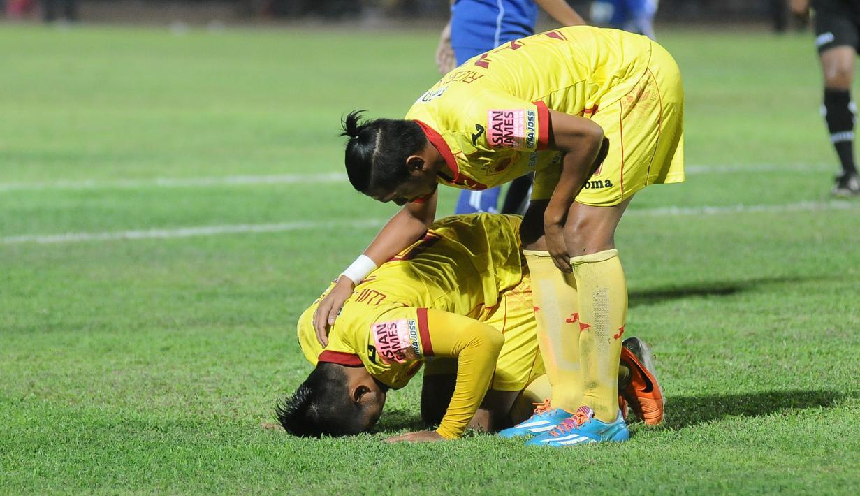 Pemain Sriwijaya FC, Wildansyah, sujud syukur usai mencetak gol penyeimbang pada laga semifinal leg pertama Piala Presiden di Stadion Kanjuruhan, Malang, Sabtu (3/10/2015). Sriwijaya tahan imbang Arema 1-1. (Bola.com/Kevin Setiawan)