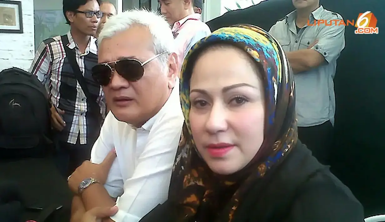 25 tahun membina rumah tangga bukanlah waktu sebentar. Ya, Camelia Malik dan Harry Capri memutuskan cerai setelah dua dekade lebih sebagai suami istri. Pasangan yang menikah sejak 1989 itu akhirnya resmi cerai tahun 2013 lalu. [dok. Liputan6]