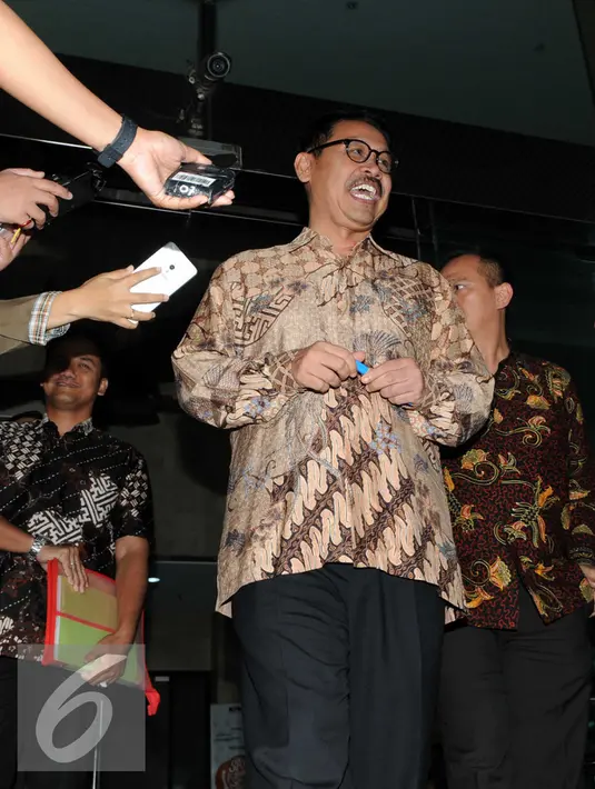 Sekda Banten Ranta Suharta berjalan usai menjalani pemeriksaan di Komisi Pemberantasan Korupsi (KPK), Jakarta, Selasa (19/1). Ranta Suharta diperiksa terkait APBD Banten tahun anggaran 2016 untuk pembentukan Bank Banten. (Liputan6.com/Helmi Afandi)