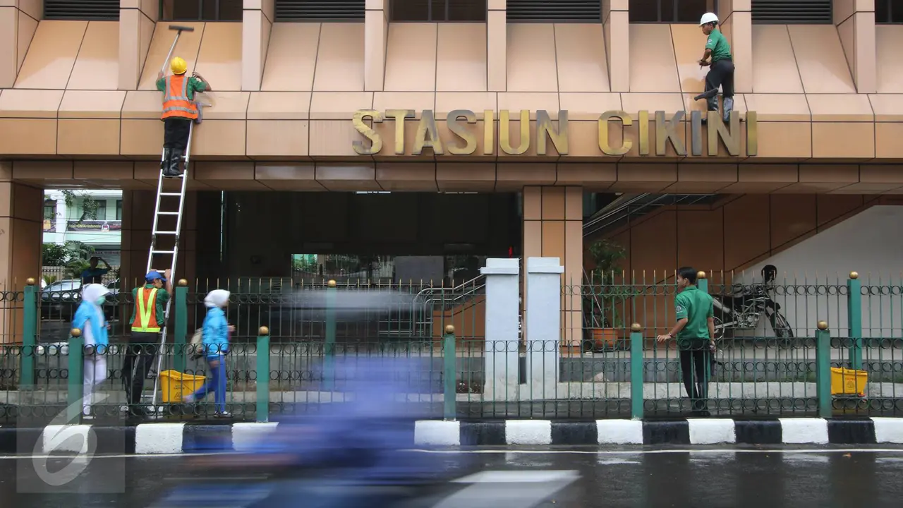 Tingkatkan Kenyamanan, Stasiun Cikini Rutin Dibersihkan