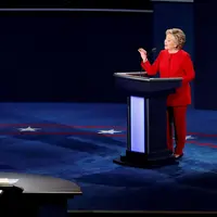 Calon presiden AS dari Partai Republik, Donald Trump dan rivalnya dari Partai Demokrat, Hillary Clinton saling mengemukakan paparan mereka dalam acara debat capres pertama di Hofstra University, New York, Senin (26/9). (REUTERS/Adrees Latif)