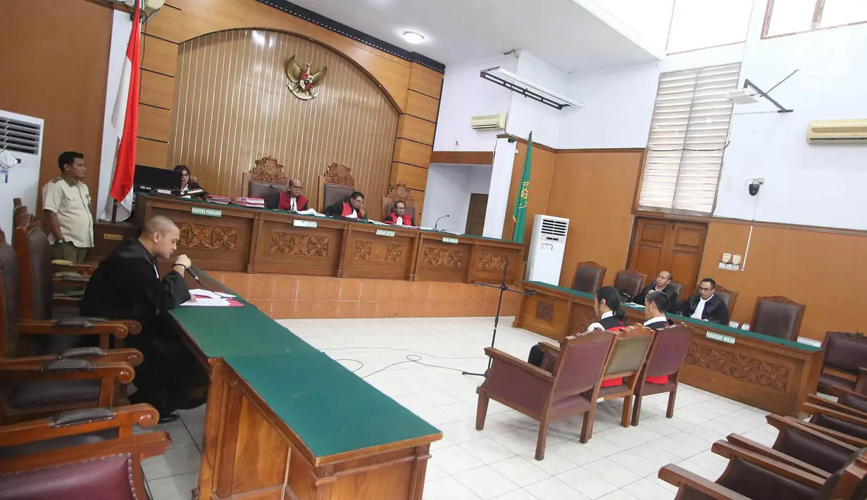 Suasana sidang perdana kasus penyalahgunaan narkoba musisi Marcello Tahitoe di PN Jakarta Selatan, Selasa (31/10). Ello dan rekannya Maradona didakwa JPU telah menyalahgunakan narkoba jenis ganja di wilayah Jaksel. (Liputan6.com/Immanuel Antonius)
