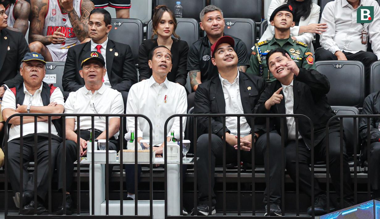 <p>Presiden Republik Indonesia, Joko Widodo (tengah) bercengkrama dengan Menpora Dito Ariotedjo (kedua kanan) dan Menteri BUMN sekaligus Ketua Umum PSSI, Erick Thohir (kanan) saat acara peresmian Indonesia Arena pada Senin (07/08/2023) di Senayan, Jakarta. (Bola.com/Bagaskara Lazuardi)</p>