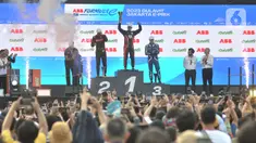 Pembalap Tag Heuer Porsche Formula E Team Pascal Wehrlein mengangkat trofi usai menjuarai ajang seri 10 GulaVit Jakarta E-Prix 2023 di Jakarta International E-Prix Circuit (JIEC), Ancol, Jakarta Utara, Sabtu (3/6/2023). (merdeka.com/Iqbal S. Nugroho)