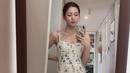 <p>Lee Da In terlihat berfoto selfie mengenakan mini dress dengan motif floral. Mini dress putih bertali tipis ini memiliki detail motif mini floral yang cantik dengan sedikit ruffles di ujung gaun. Foto: Instagram.</p>