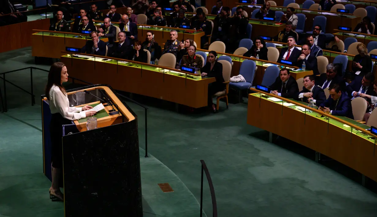 Aktris yang juga Utusan Khusus UNHCR Angelina Jolie berpidato pada  pertemuan tingkat Menteri Pemeliharaan Perdamaian PBB di Gedung PBB, New York, (29/3). Angelina Jolie mengatakan bahwa di belahan bumi ini semua laki-laki dan perempuan dilahirkan bebas dan setara. (Johannes Eisele / AFP)