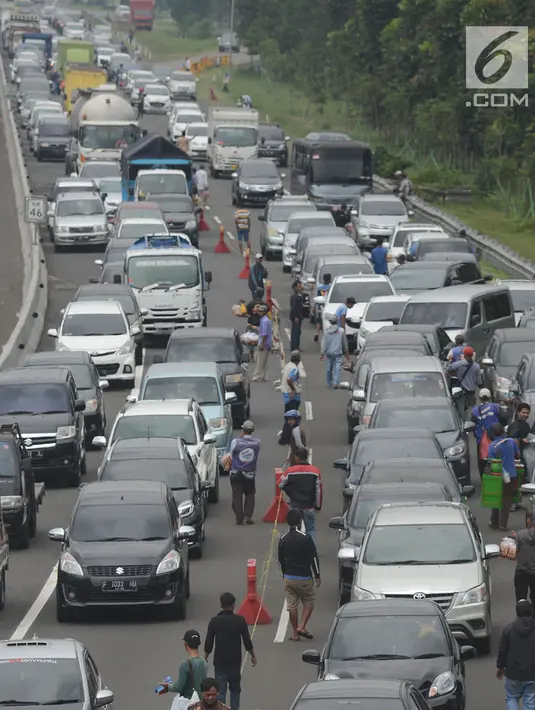 Antrean kendaraan saat hendak keluar tol Jagorawi menuju jalur Puncak di Bogor, Jawa Barat, Sabtu (22/12). Parahnya antrean jelang libur Natal dan Tahun Baru membuat kepolisian setempat memberlakukan sistem buka tutup jalur. (Merdeka.com/Imam Buhori)