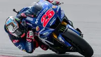 Pebalap Movistar Yamaha, Maverick Vinales, mengaku sengaja tak menggunakan sasis baru pada hari pertama tes MotoGP 2018 karena ingin menguji sejumlah instrumen di motor barunya. (AFP/Mohd Rasfan)