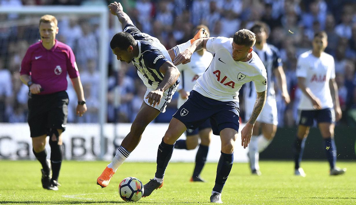 Striker West Bromwich Albion, Salomon Rondon, berebut bola dengan bek Tottenham Hotspur, Toby Alderweireld, pada Premier League di Stadion The Hawthorns, Sabtu (5/5/2018). West Bromwich Albion menang 1-0 atas Tottenham Hotspur. (AP/Anthony Devlin)