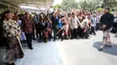 Putra Mahkota KBPH Prabu Suryodilogo (kiri) menyambut Raja kesultanan Yogyakarta Sultan Hamengku Buwono X saat menghadiri pemakaman  KGPAA Paku Alam IX di Puro Pakualaman, Yogyakarta, Minggu (22/11/2015). (Foto:Boy  Harjanto)