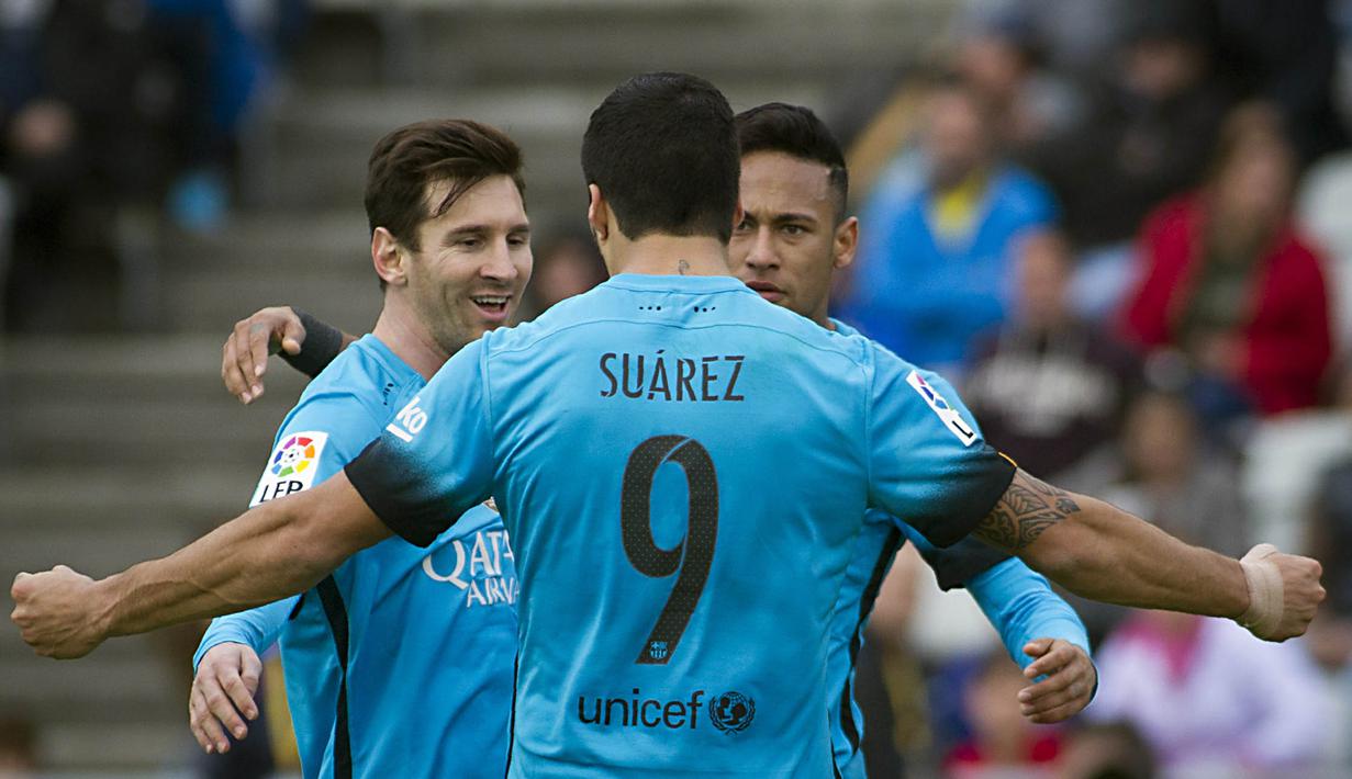 Pemain Barcelona, Neymar (kanan) merayakan kemenangan bersama Messi dan Suarez pada lanjutan La Liga Spanyol pekan ke-25 di Stadion Gran Canaria, Las Palmas de Gran Canaria, Sabtu (20/2/2016) malam WIB. (AFP / Jaime Reina)