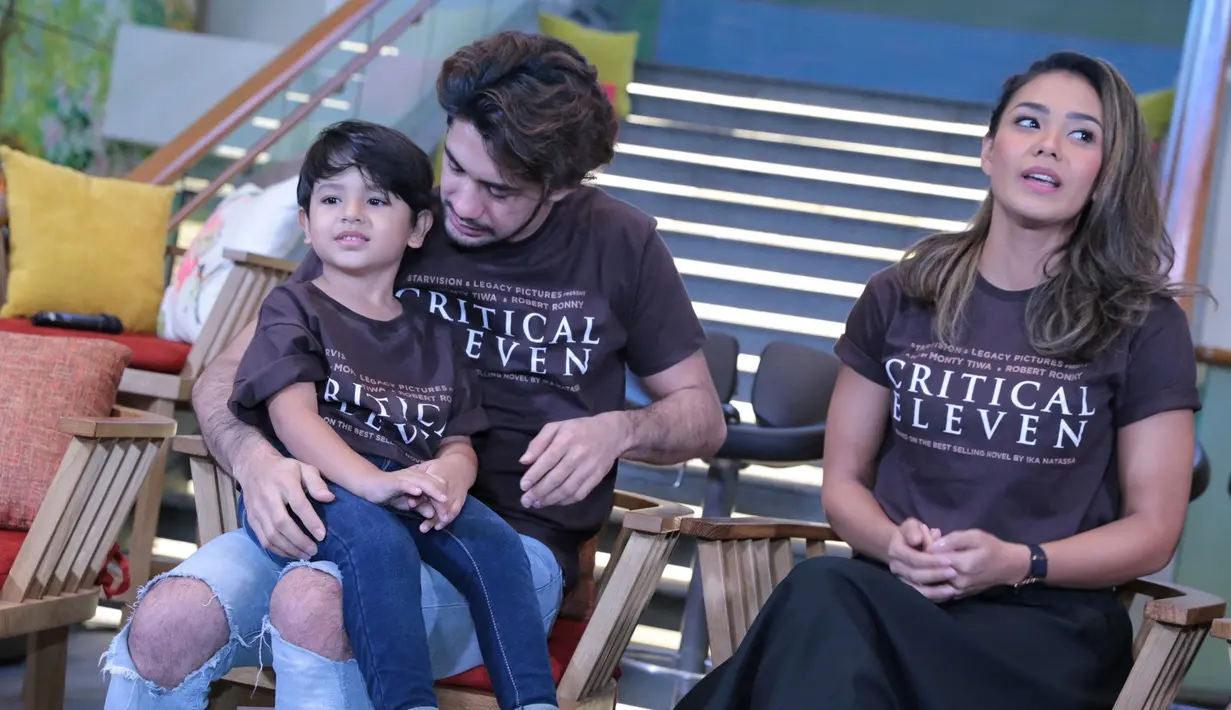 "Ketika kita bicara sebuah visual dari cerita, intemate suami istri itu apa ya, akhirnya mas Monty memutuskan hubungan suami istri yang sangat dinamis, karena Ale dan Anya itu ekspresif dan romantis sekali,” tutur Adinia. (Adrian Putra/Bintang.com)