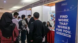 Ini merupakan inisiatif inklusif untuk memfasilitasi kesempatan kerja bagi penyandang disabilitas sekaligus menghubungkan dengan berbagai perusahaan. Tampak dalam foto, para penyandang disabilitas menunggu untuk menyerahkan formulir lamaran mereka dalam bursa kerja yang diselenggarakan pemerintah daerah di Surabaya, Jawa Timur, pada Selasa 25 November 2025. (JUNI KRISWANTO/AFP)