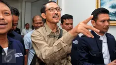 Mantan Kepala BPPN I Putu Gede Ary Suta usai memenuhi panggilan kedua penyidik Resmob Polda Metro Jaya, Jakarta, Rabu (7/9). Ary Suta diperiksa sebagai saksi terkait kasus kepemilikan senjata api di rumah Gatot Brajamusti. (Liputan6.com/Gempur M Surya)