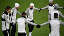 Bintang PSG, Neymar, bersama rekan-rekannya berlatih ringan di Paris, Senin (4/12/2017). PSG bersiap jelang laga big match Liga Champions melawan Bayern Munchen. (AFP/Guenter Schiffmann)