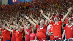 Suporter Wales meneriakkan yel-yel saat Wales mengalahkan Rusia 3-0 pada laga terakhir Grup B Piala Eropa 2016 di Stadion Municipal, Toulouse, Selasa (21/6/2016) dini hari WIB. (AFP/Remy Gabalda)