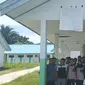 Sejumlah guru dan siswa di Sekolah Menengah Kejuruan Negeri (SMKN) Rangas di Mamuju, Sulawesi Barat, melakukan aksi protes, lantaran sekolahnya dijadikan lokasi uji nyali. (Liputan6.com/ Abdul Rajab Umar)