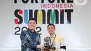 Founder and CEO IDN Media Winston Utomo (kiri) menyerahkan penghargaan kepada pemilik Rans Entertaiment Raffi Ahmad pada Fortune Indonesia Summit 2022 di Jakarta, Kamis (19/5/2022). Fortune Indonesia Summit 2022 mengusung tiga tema besar yaitu impact, growth, dan sustainability. (Liputan6.com/Faizal Fanani)