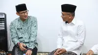 Sekjen PPP Arwani Thomafi bersama Ketua Badan Pemenangan Pemilu (Bappilu) Nasional PPP Sandiaga Uno sowan dan ngaji bersama ulama kharismatik Ahmad Bahauddin Nursalim alias Gus Baha, di Rembang, Jawa Tengah. (Liputan6.com/Fachrur Rozie)