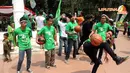 Lima orang anak laki-laki ini menunjukkan kebolehannya dalam memainkan drible bola basket (Liputan6.com/Helmi Fithriansyah)