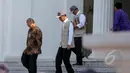 Presiden Jokowi didampingi mendikbud Anies Baswedan bersiap melepas 298 guru garis depan (GGD) di Istana Negara, Jakarta, Senin (25/5). Tenaga pengajar tersebut akan dikirim ke wilayah terdepan, terluas, dan tertinggal (3T). (Liputan6.com/Faizal Fanani)