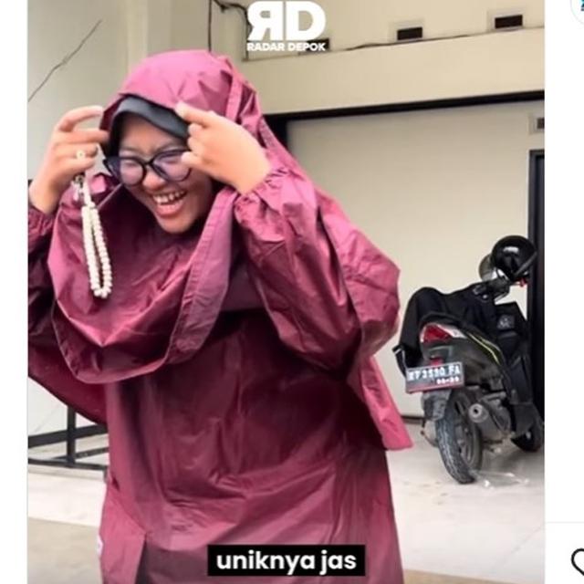 Seorrang Wanita Niat Tampil Modis dengan Jas Hujan, Malah Disangka Pakai Mukena Kekecilan